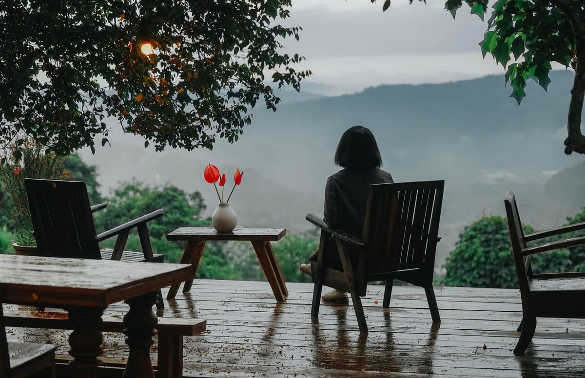 Thư giãn ở quán cà phê ngắm mưa (Ảnh: Hoàng Linh Hà)