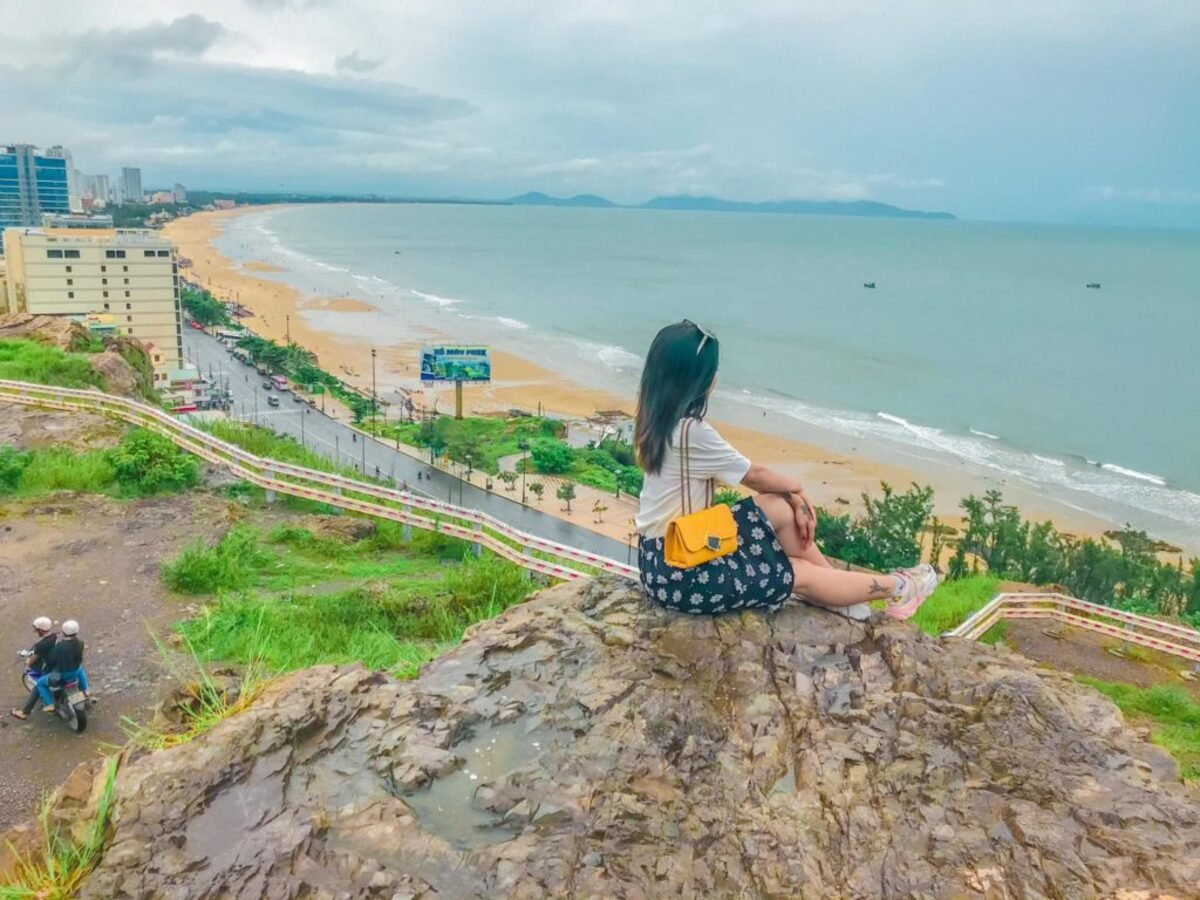 Mỏm đá hướng biển & cung đường Thùy Vân (Nguồn: Internet)