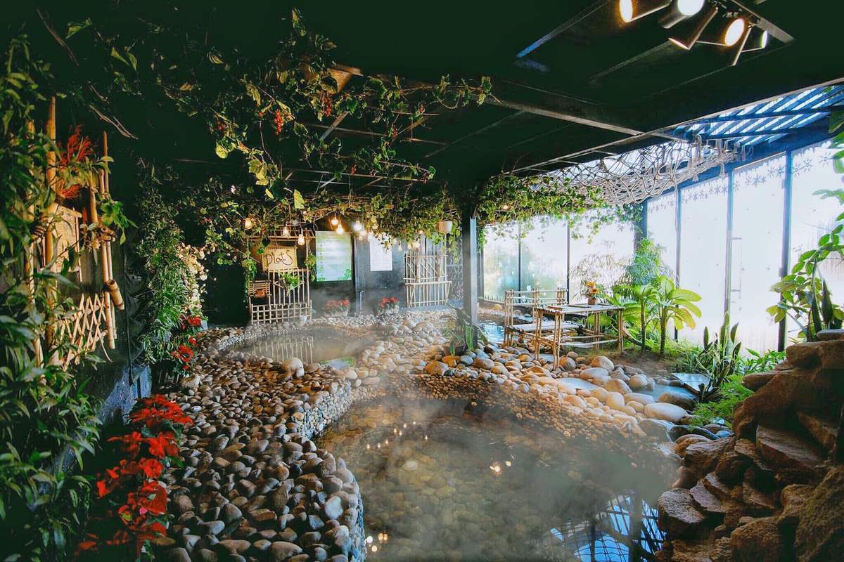 Bồn tắm Onsen được thiết kế gần gũi với thiên nhiên, mang đến sự thư giãn tuyệt đối cho du khách (Nguồn: Internet)