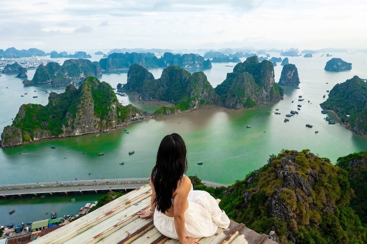 Tầm nhìn toàn cảnh vịnh Hạ Long từ núi Bài Thơ (Ảnh: @travelwithlings)
