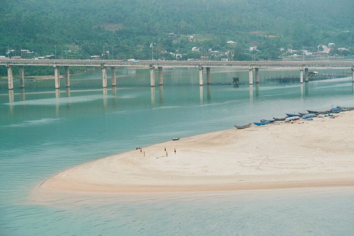 Bãi biển Lăng Cô (Ảnh: Huyền Trang/Review Du Lịch Lăng Cô - Huế)
