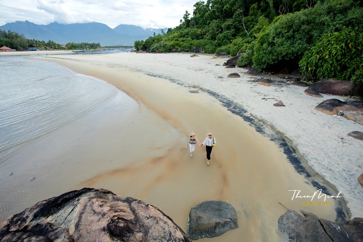 Bãi biển Cảnh Dương (Ảnh: Thiên Minh)