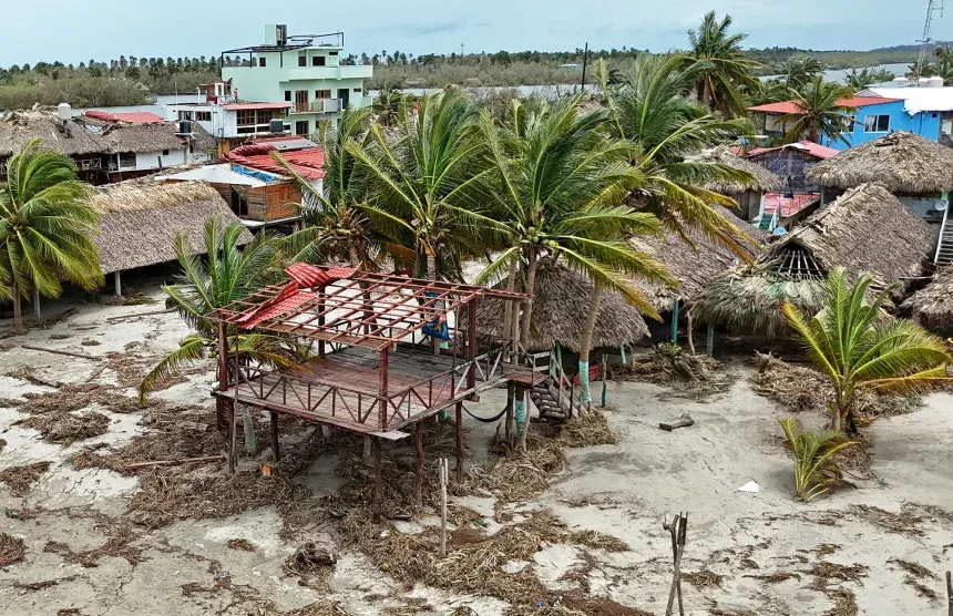 Khu du lịch nổi tiếng ở Chacahua, Mexico tan hoang sau cơn bão Erick. (Ảnh: Getty)