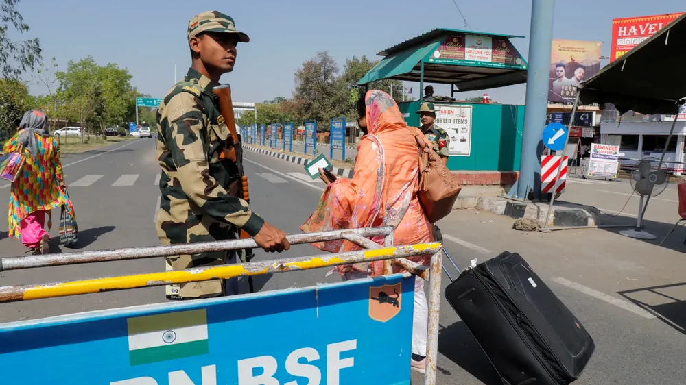 Nên thận trọng khi đi du lịch tại Ấn Độ và Pakistan thời điểm này. Ảnh: Aljazeera)