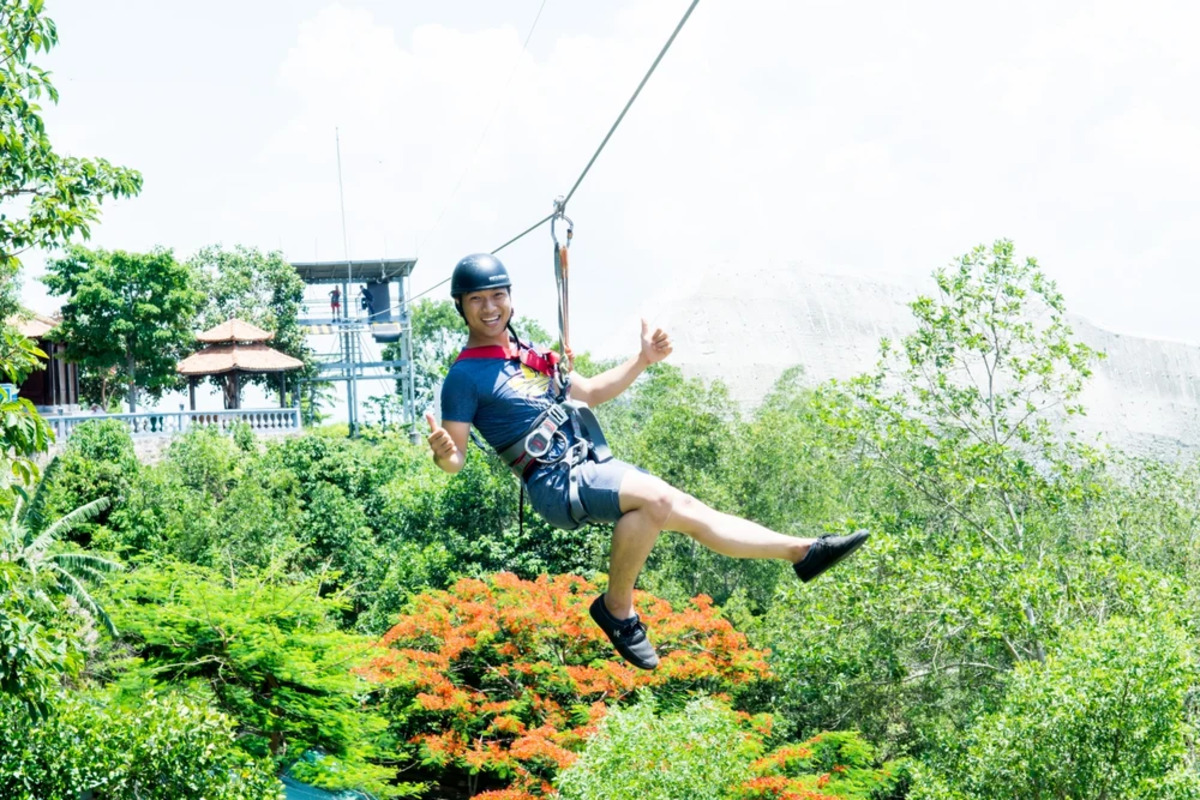 Đu dây mạo hiểm zipline (Ảnh: Khu du lịch Hồ Mây Park)