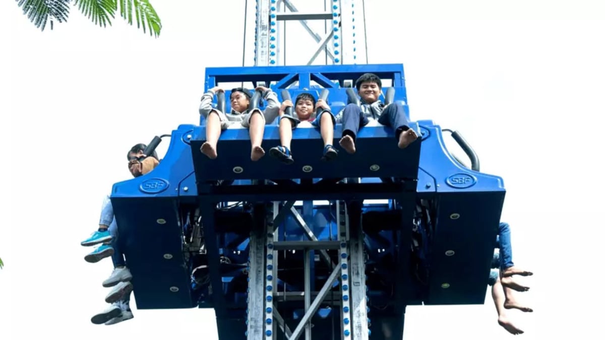 Trò chơi tháp rơi (Ảnh: Khu du lịch Hồ Mây Park)