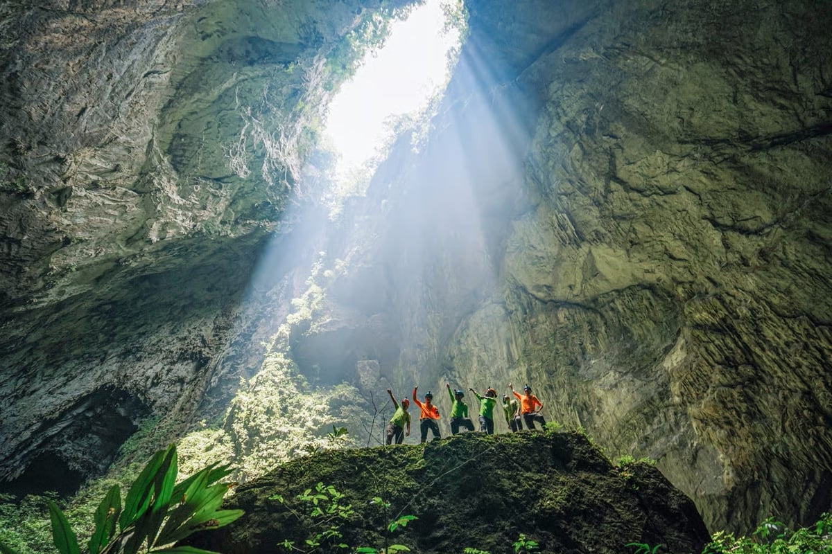 Tia nắng chiếu vào Hố sụt 1 vào ngày nắng (Ảnh: Oxalis Adventure)