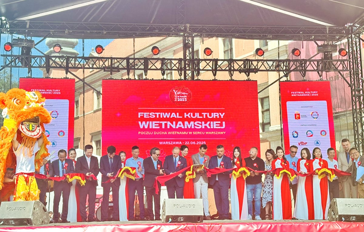 Cắt băng khai mạc Lễ hội Văn hóa, Du lịch Việt Nam tại Warsaw, Ba Lan (Ảnh: Cục Du lịch Quốc gia Việt Nam)