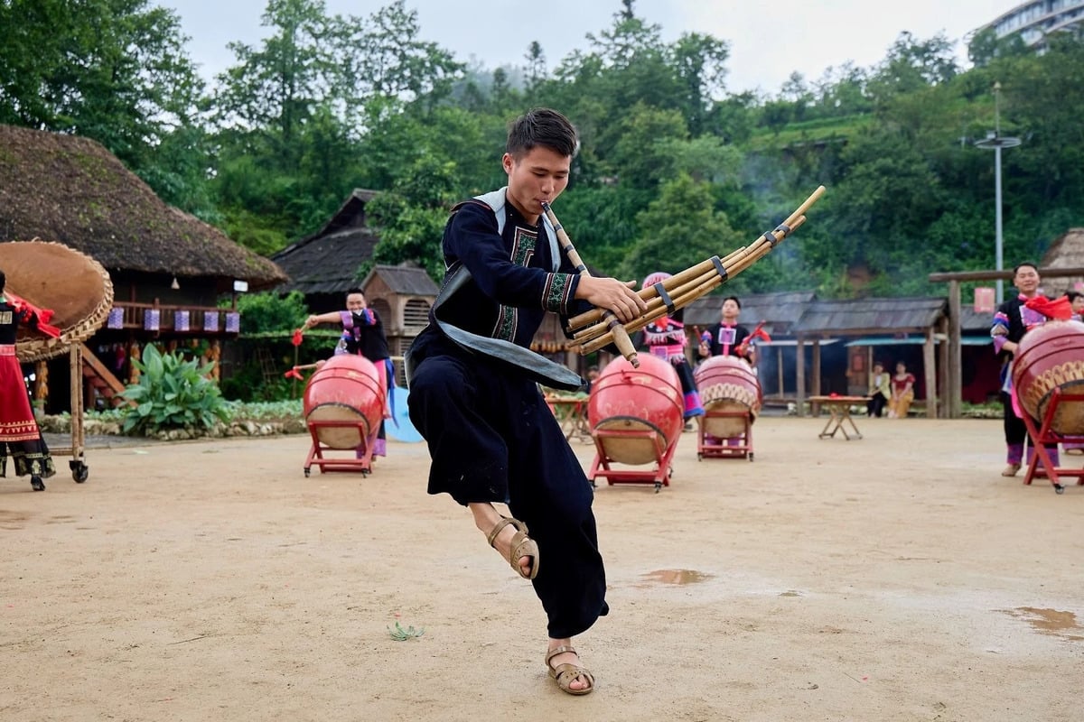 Nghệ nhân Giàng Thành Đức, 16 tuổi với màn biểu diễn khèn Mông điêu luyện (Ảnh: Znews)