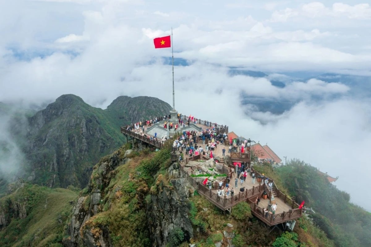 Phần cuối show diễn được tổ chức ngay trên đỉnh Fansipan, cao 3.143 m (Ảnh: Znews)