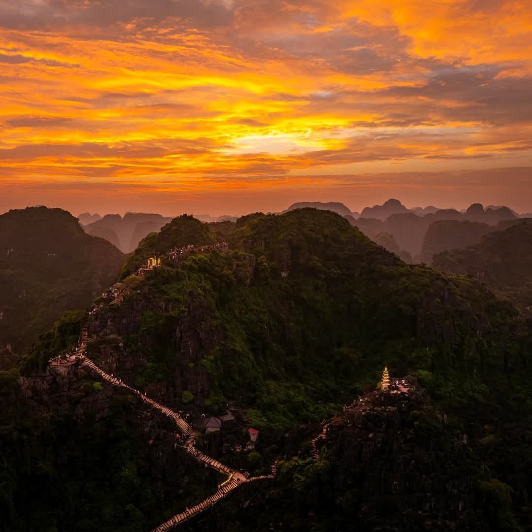 Hoàng hôn đẹp mê ở hang Múa. (Ảnh: Internet)