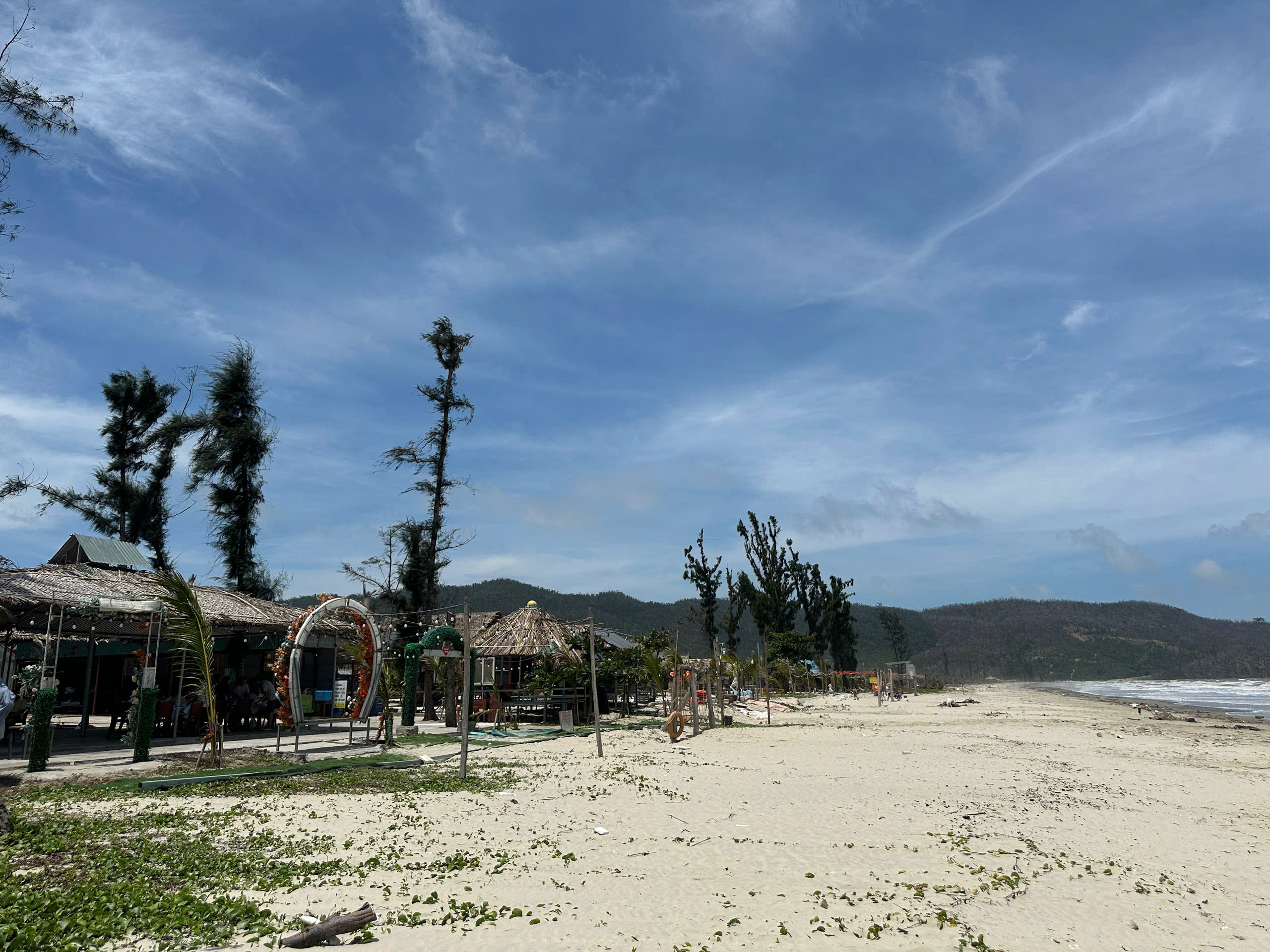 Bãi cát trắng mịn (Ảnh: Hà Linh)