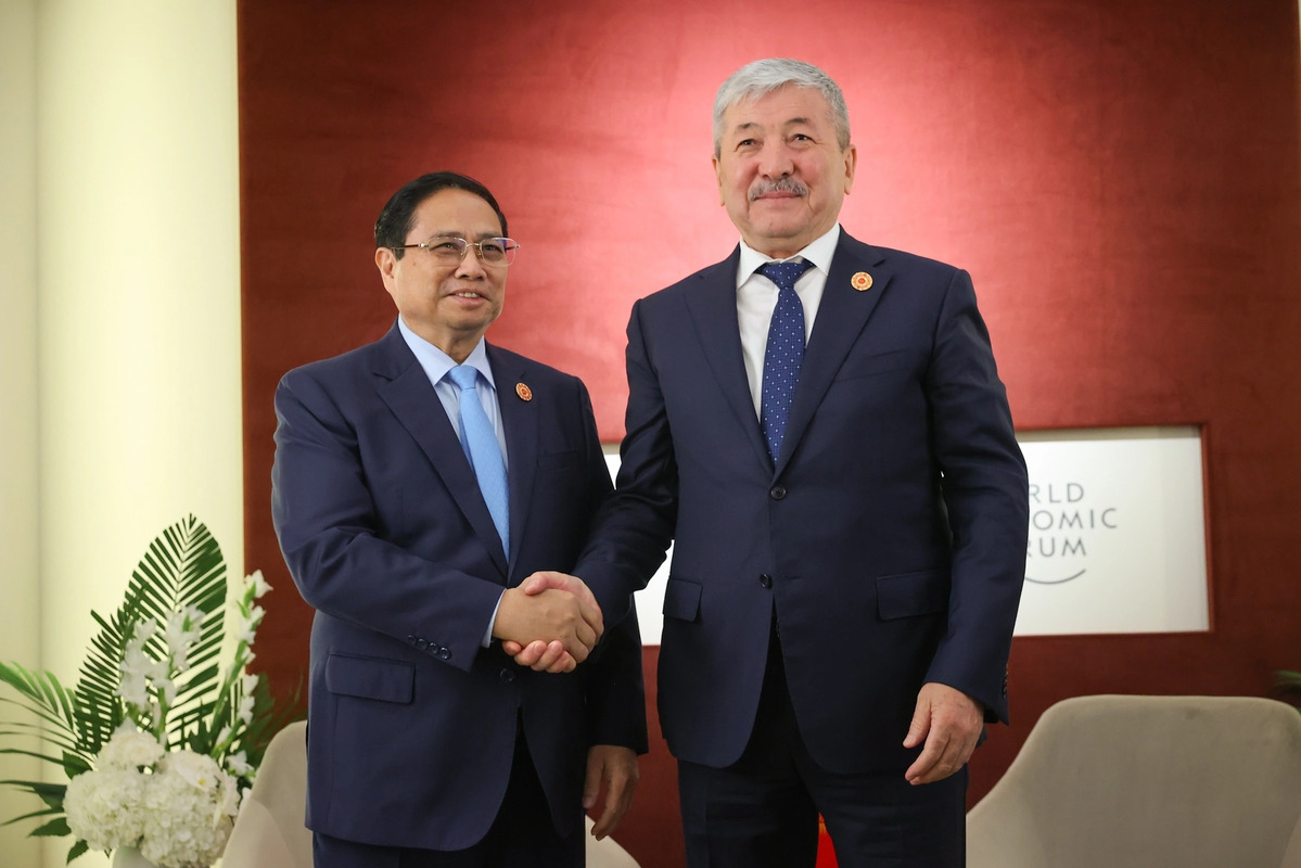 Thủ tướng Phạm Minh Chính và Thủ tướng Kyrgyzstan Adylbek Kasimalyev tại cuộc gặp, ngày 25/6. Ảnh: VGP