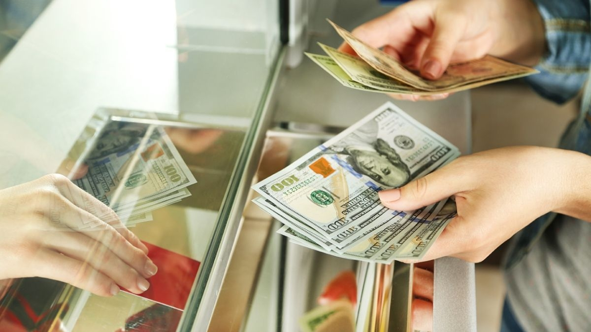Mỗi hành khách chỉ được mang dưới 5.000 USD hoặc 15.000.000 VNĐ khi xuất nhập cảnh. (Ảnh: Internet)