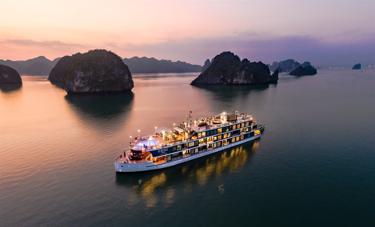 Một chuyến du thuyền ngủ đêm trên Vịnh Hạ Long là trải nghiệm đỉnh cao dành cho các cặp đôi. (Ảnh: Internet)
