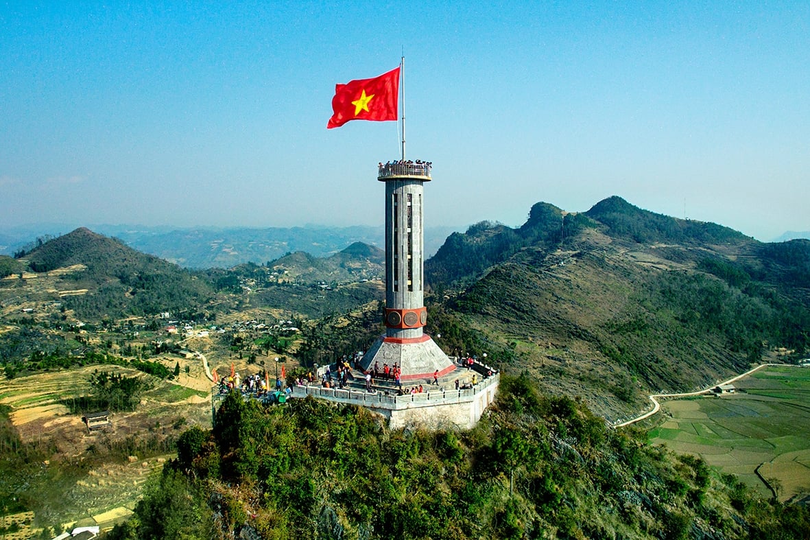 Lá cờ lớn nhất Việt Nam nằm ở cột cờ Lũng Cú, Hà Giang với diện tích 54m2. (Ảnh: Internet)