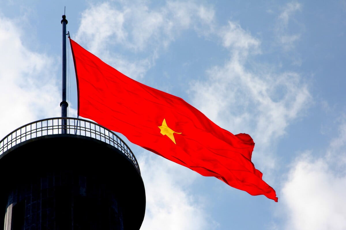 Chiêm ngưỡng lá cờ to nhất Việt Nam ở nơi địa đầu Tổ quốc - ảnh 1