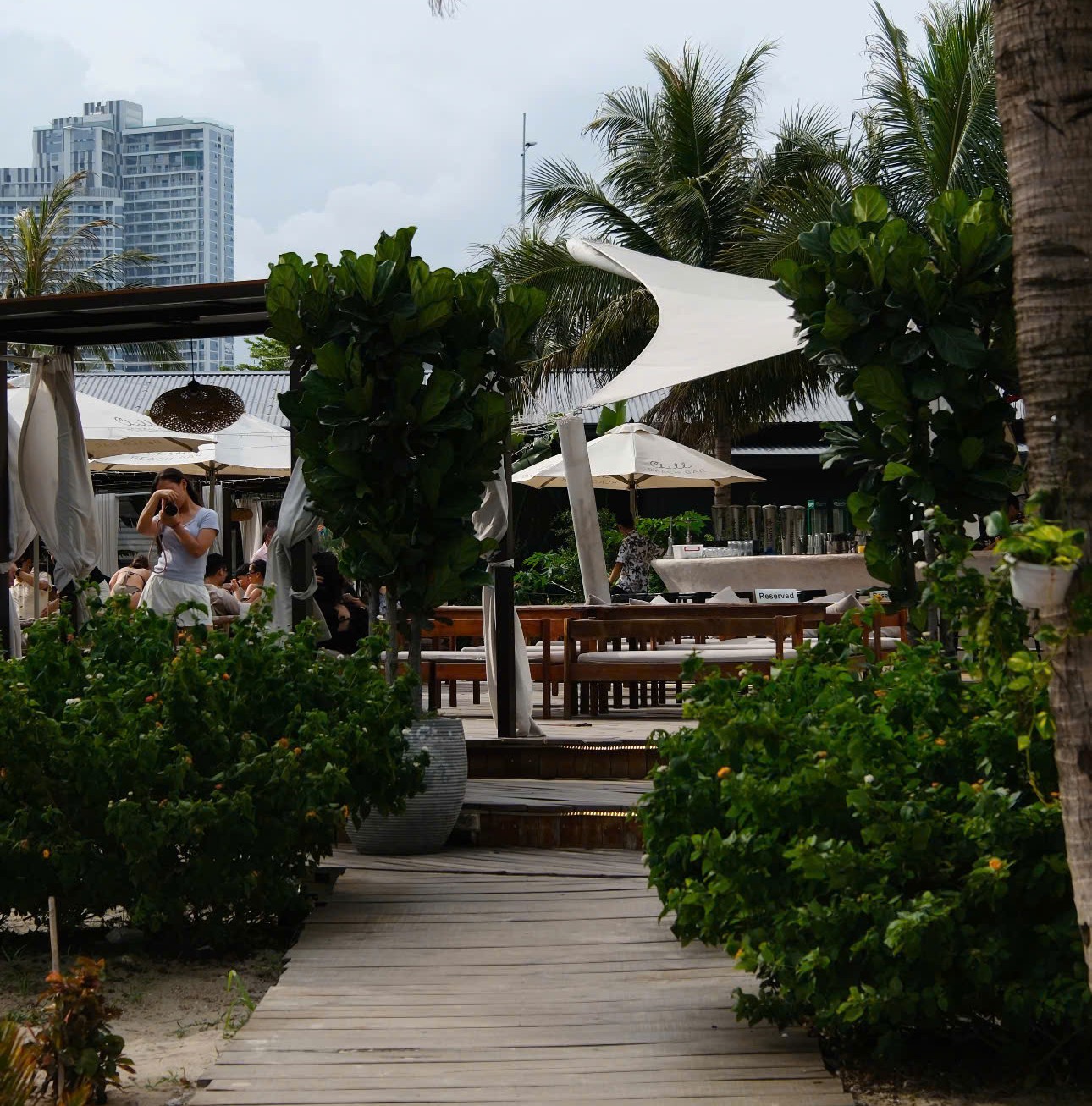 Quán Chill Beach Bar & Coffee - Bãi Cháy Hạ Long (Ảnh: Hà Linh)