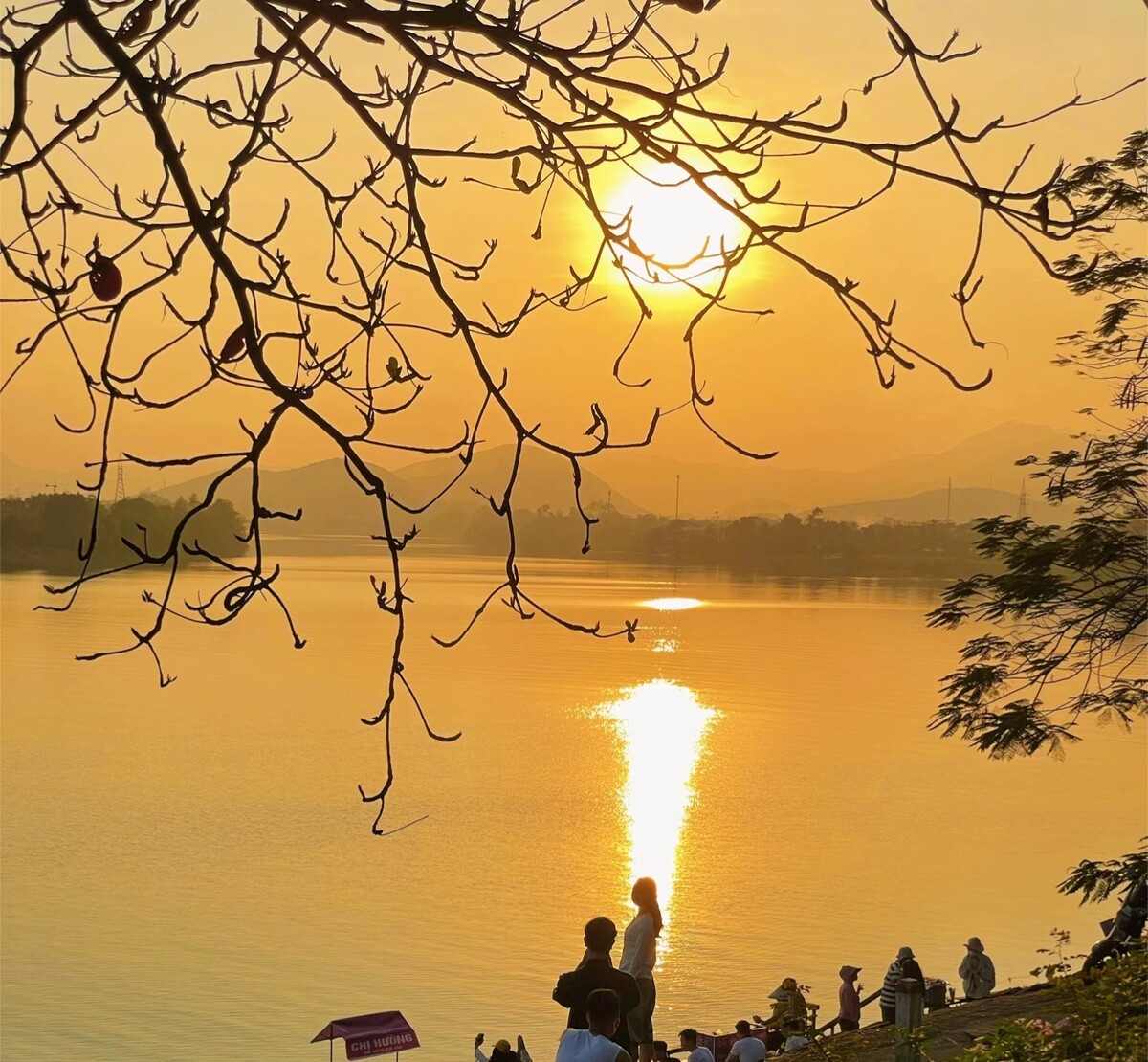 Khung cảnh từ góc nhìn ở chân chùa Thiên Mụ khi hoàng hôn buông xuống (Ảnh: Thịnh đang ở Huế)
