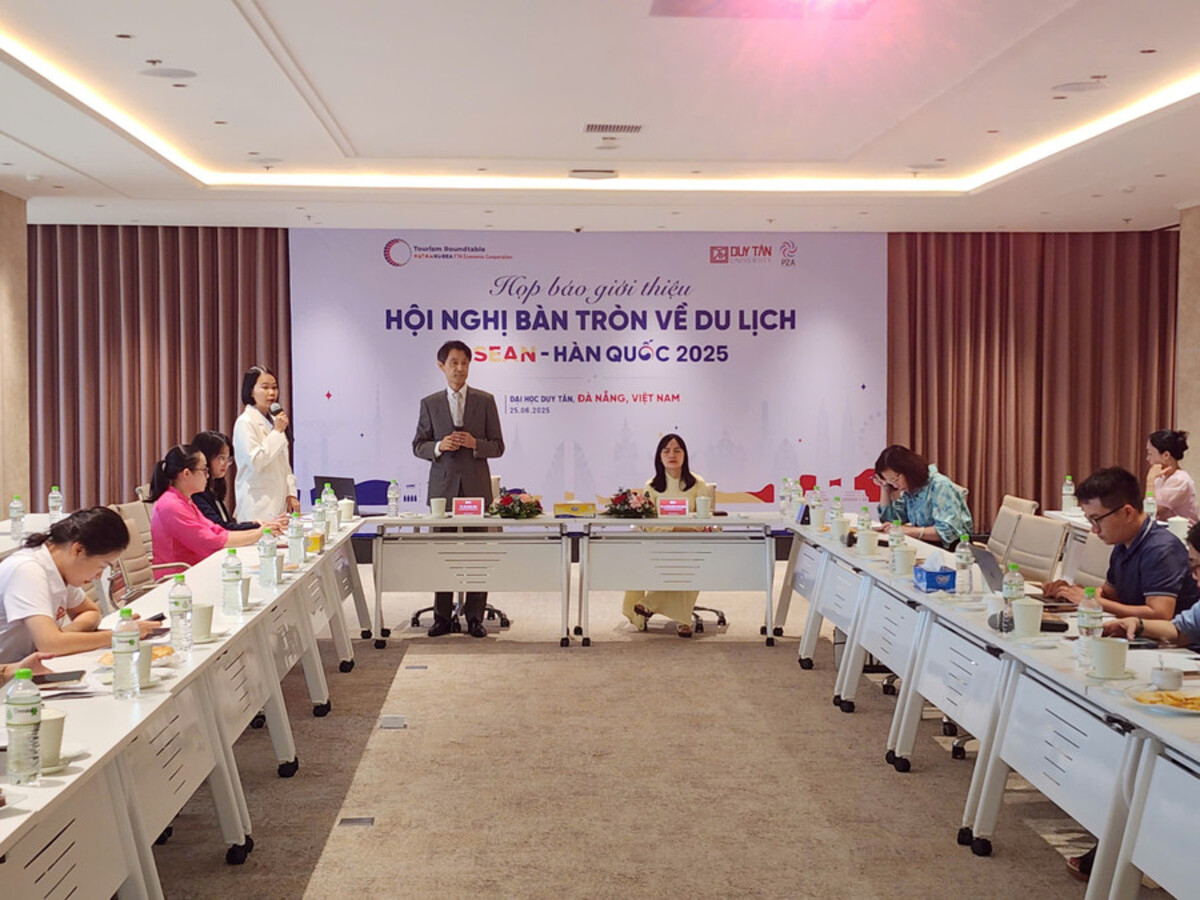 Ông Mo Chulmin, Hiệu trưởng Trường Du lịch, Đại học Duy Tân phát biểu tại buổi Họp báo giới thiệu Hội nghị Bàn tròn về Du lịch (Ảnh: Báo Giáo dục và Thời đại Online)