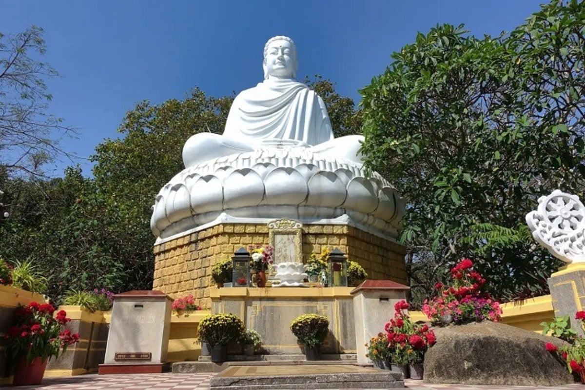 Tham quan chùa Thích Ca Phật Đài (Nguồn: Internet)