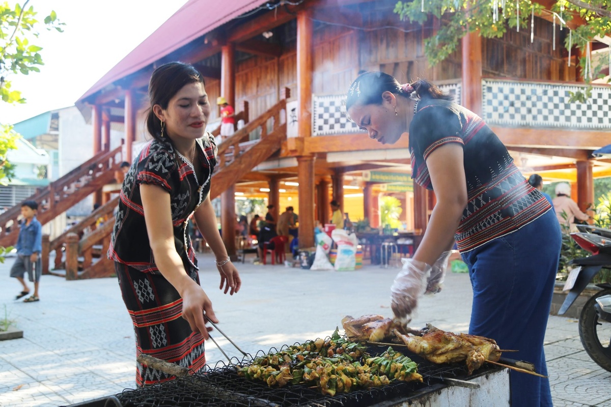 Chợ phiên Nam Đông (Ảnh: Tạp chí Du lịch TP.HCM)
