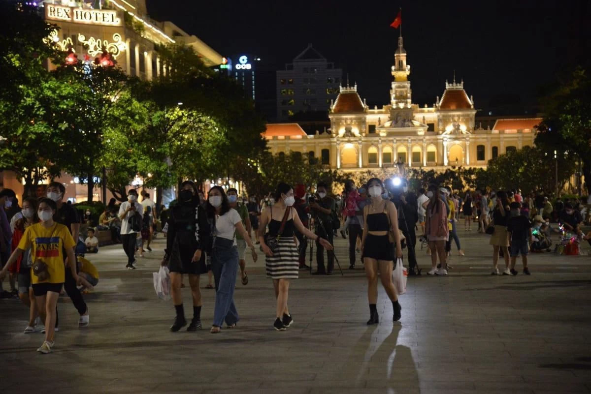 Phố đi bộ Nguyễn Huệ là không gian công cộng sôi động về đêm ở Sài Gòn. (Ảnh: Internet)