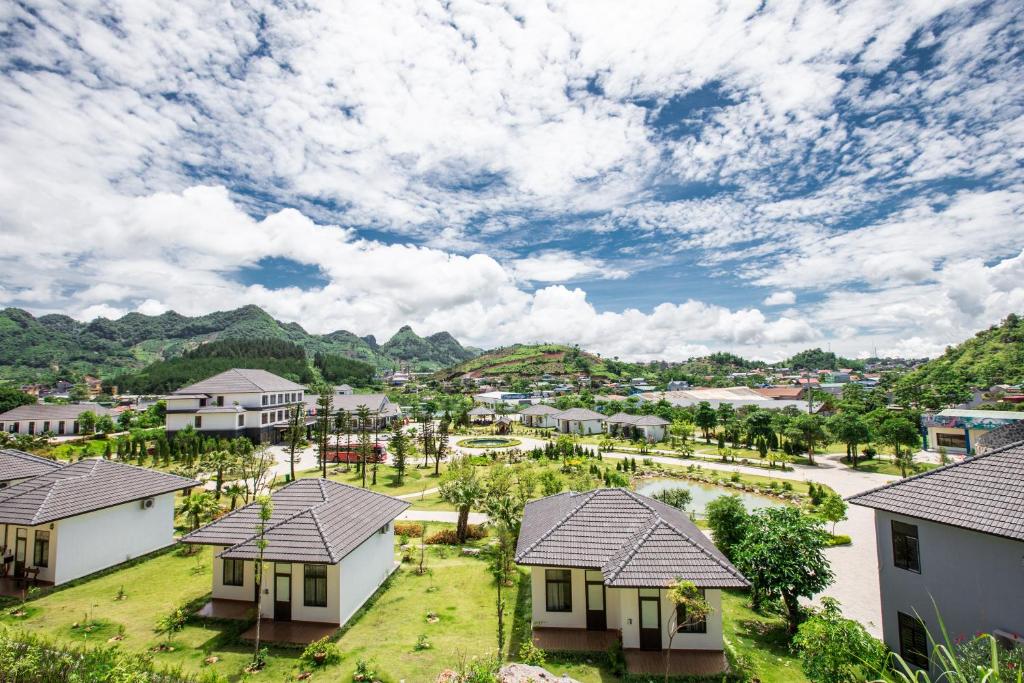 Khung cảnh rộng mở hướng ra núi (Ảnh: Internet)
