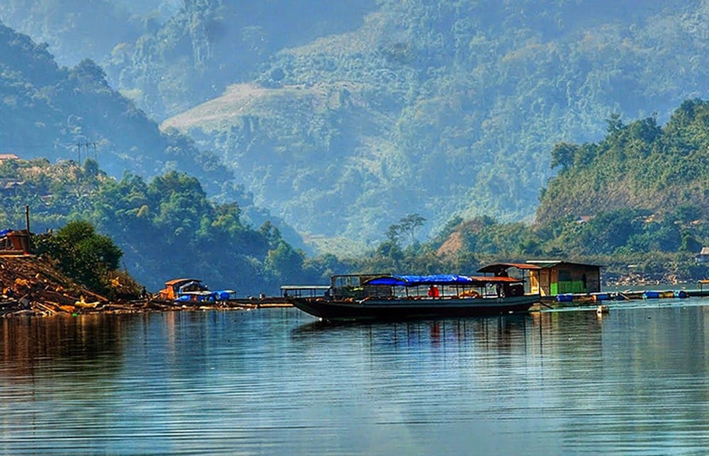 Mặt nước trong xanh được ví như 'vịnh Hạ Long thu nhỏ' (Ảnh: Internet)