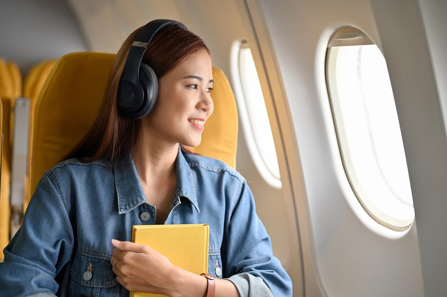 Nghe nhạc, podcast hoặc trò chuyện cùng người đi cùng (Ảnh: Internet)