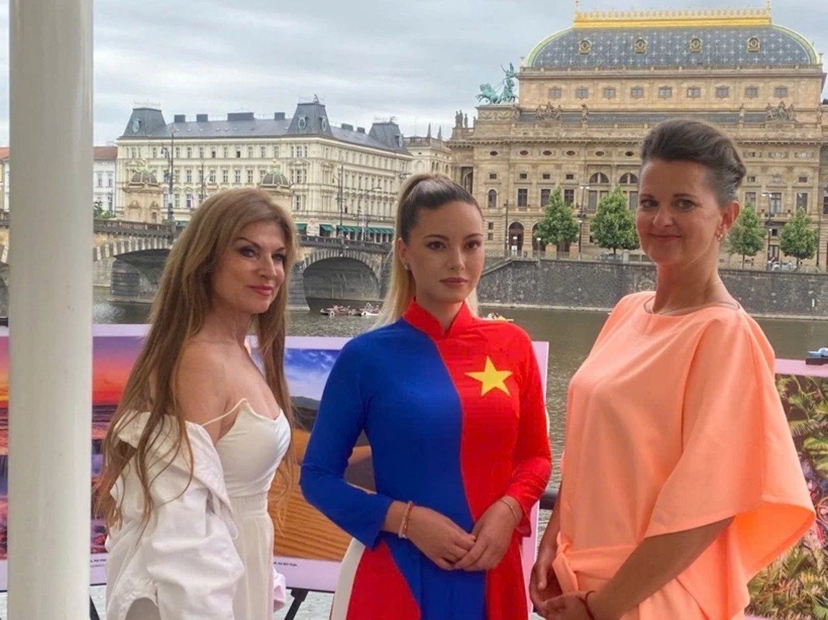 Đại diện các doanh nghiệp du lịch Séc và người dân Praha đến tham dự Chương trình xúc tiến du lịch Việt Nam tại thủ đô Praha (Ảnh: Ngọc Long/TTXVN)