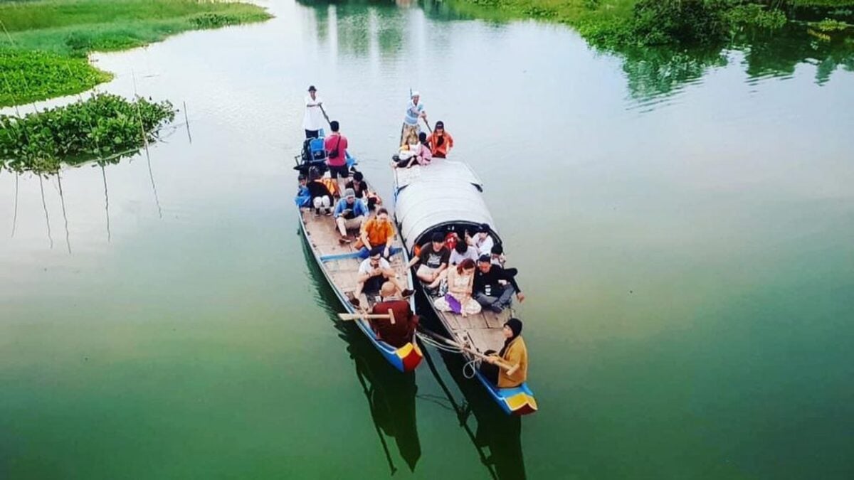 Đi thuyền khám phá búng Bình Thiên (Ảnh: Thám Hiểm Mekong)