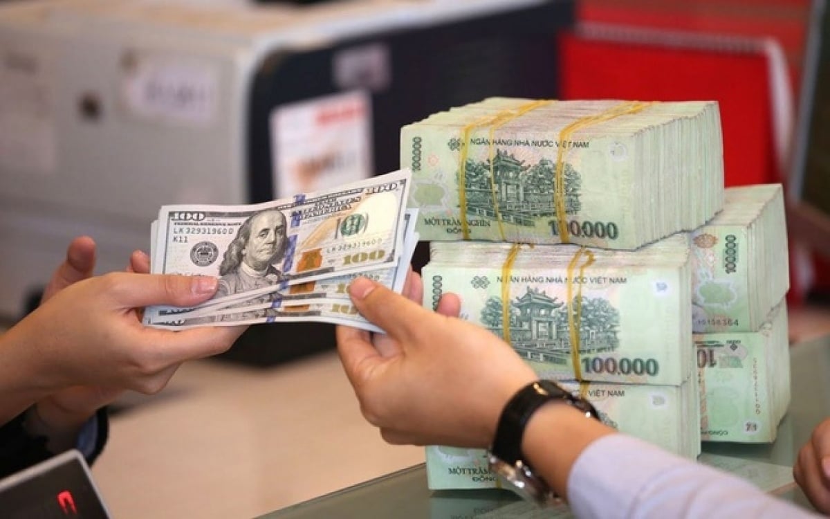 Hãy nhỡ mang giấy tờ tùy thân, xem kỹ tiền đổi được và lưu lại biên lai giao dịch (Ảnh: Internet)