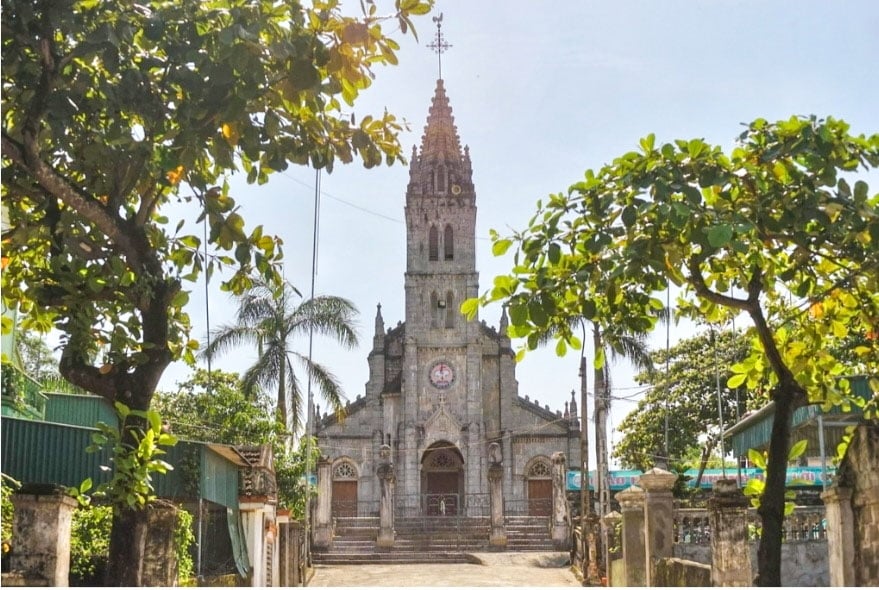 Nhà thờ mang kiến trúc Gothic cổ điển (Ảnh: Internet)