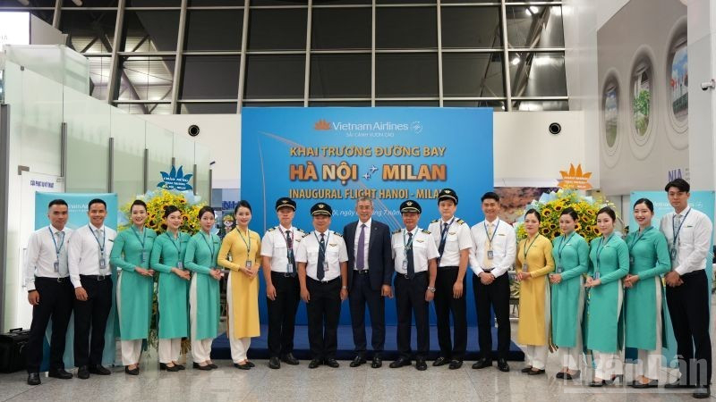 Các phi hành đoàn của chuyến bay (Ảnh: Báo Nhân Dân)