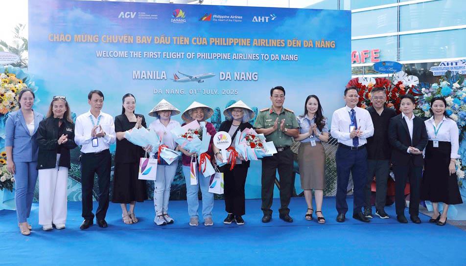 Các hành khách trên chuyến bay PR585 của Hãng hàng không Philippine Airlines (Ảnh: Báo Công an thành phố Đà Nẵng)