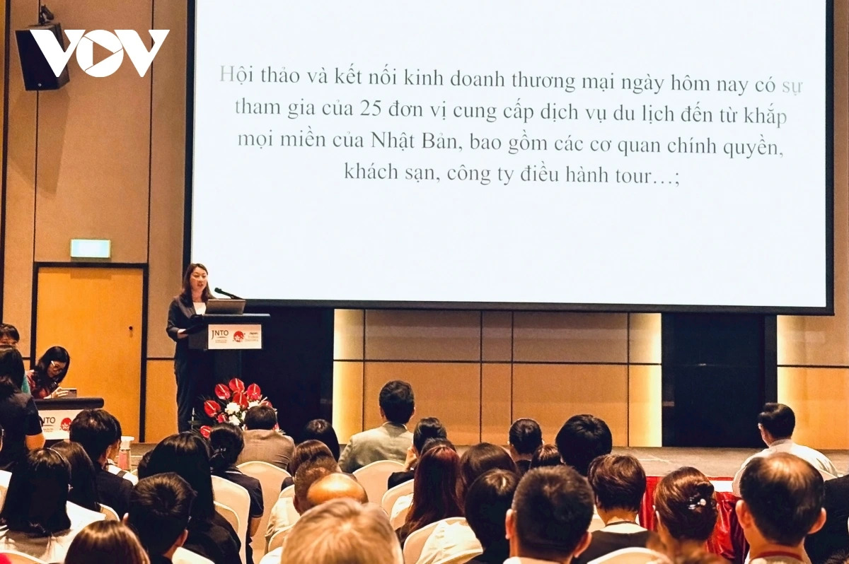 Bà Matsumoto Fumi - Trưởng đại diện JNTO tại Việt Nam phát biểu tại “Hội thảo và Kết nối kinh doanh thương mại xúc tiến du lịch Nhật Bản năm 2025” ngày 2/7 (Ảnh: VOV)