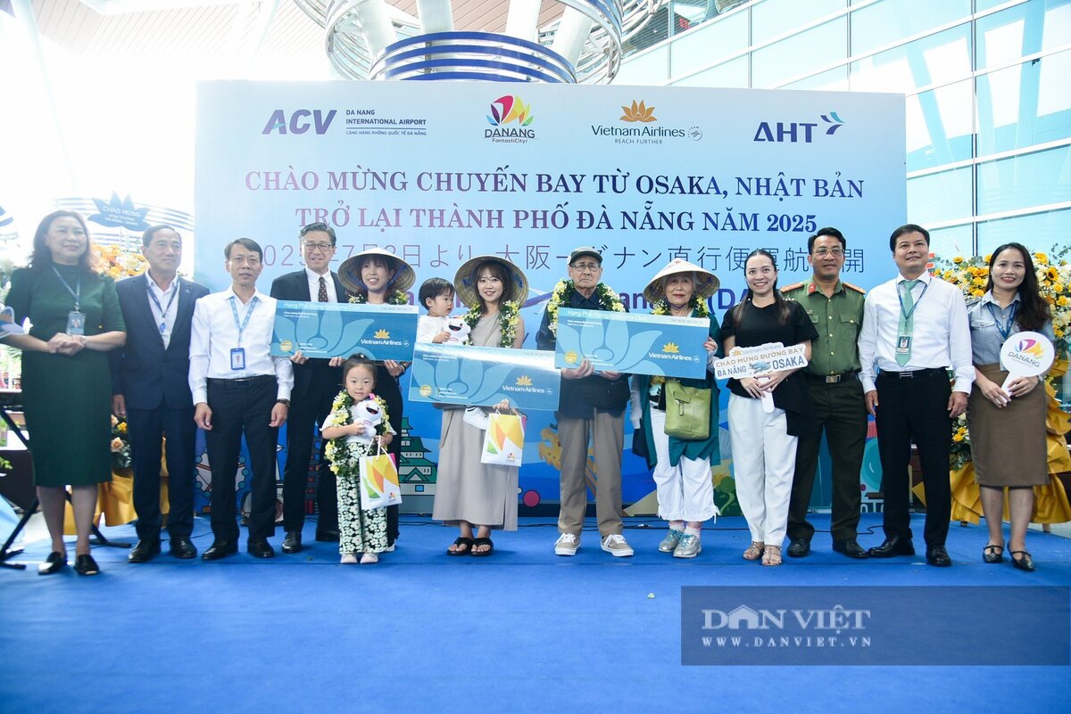 Ba hành khách đầu tiên may mắn nhận được hoa tươi, quà lưu niệm và voucher vé máy bay khứ hồi Nhật Bản – Việt từ Vietnam Airlines (Ảnh: Viết Niệm/Báo Dân Việt)