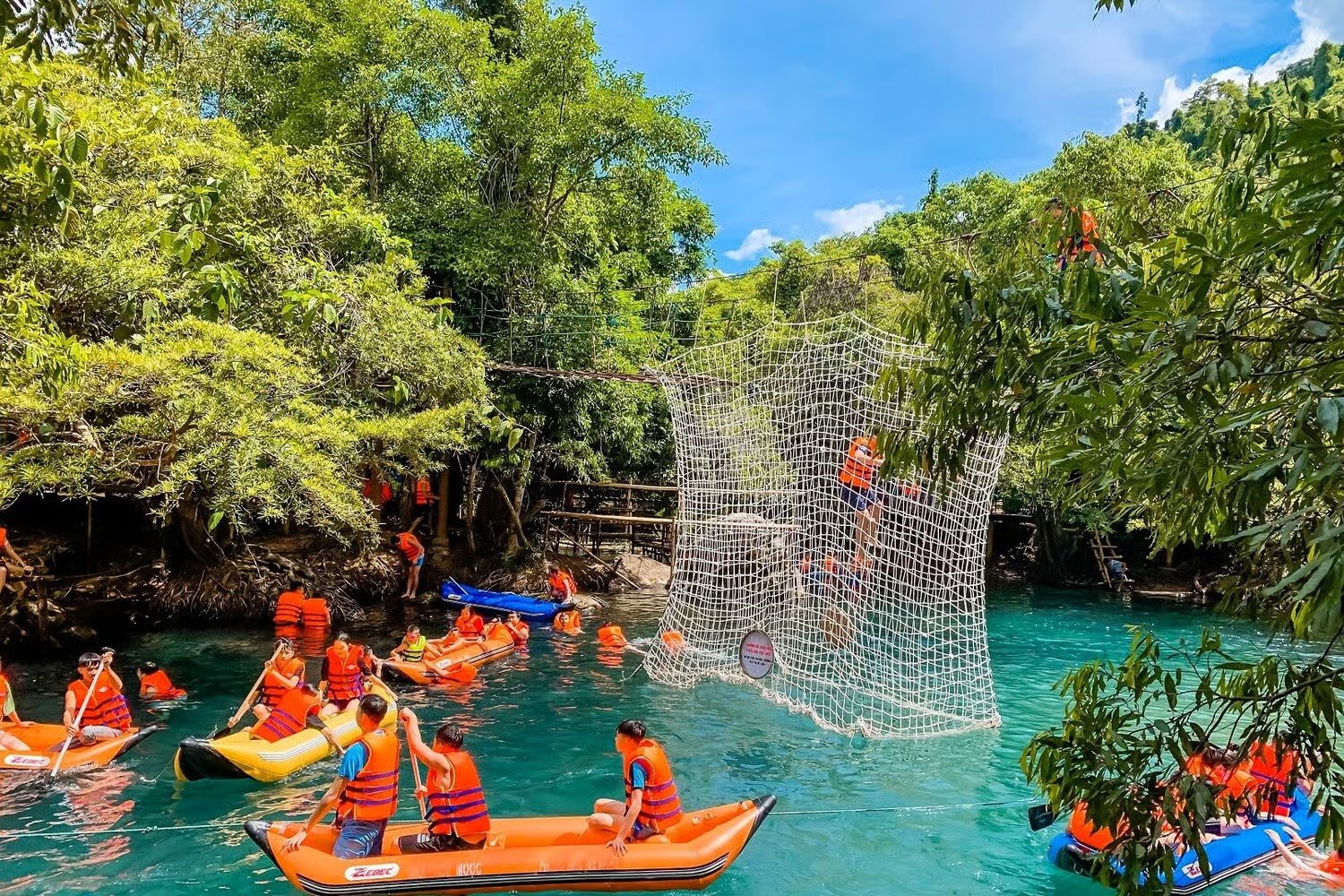 Chèo thuyền kayak dọc Suối Moọc (Nguồn: Internet)