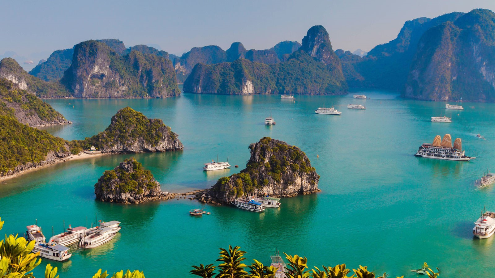Quảng Ninh “bùng nổ” du lịch 2025 với 12,1 triệu lượt khách đổ về trong 6 tháng - ảnh 1
