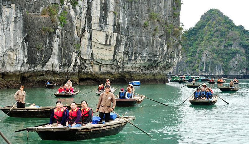 Hàng loạt du khách đổ về Quảng Ninh (Ảnh: Internet)