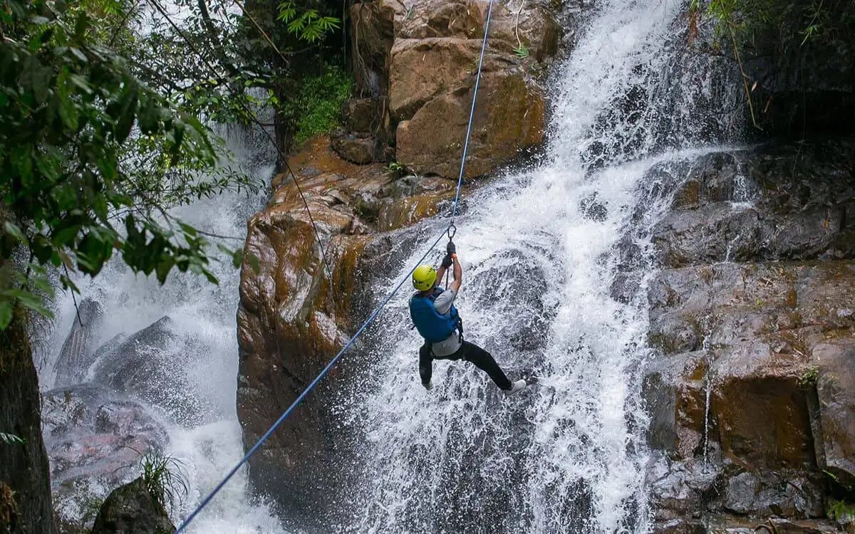 Đu dây vượt thác - Canyoning (Nguồn: Internet)