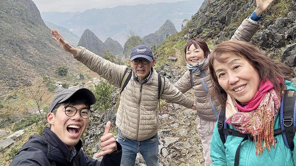 Ông Yasushi Ogura (giữa), một người Nhật có nhiều năm gắn bó với vùng cao Hà Giang cùng một nhóm du khách Nhật trekking, khám phá Cao nguyên đá Đồng Văn. (Ảnh: NVCC)