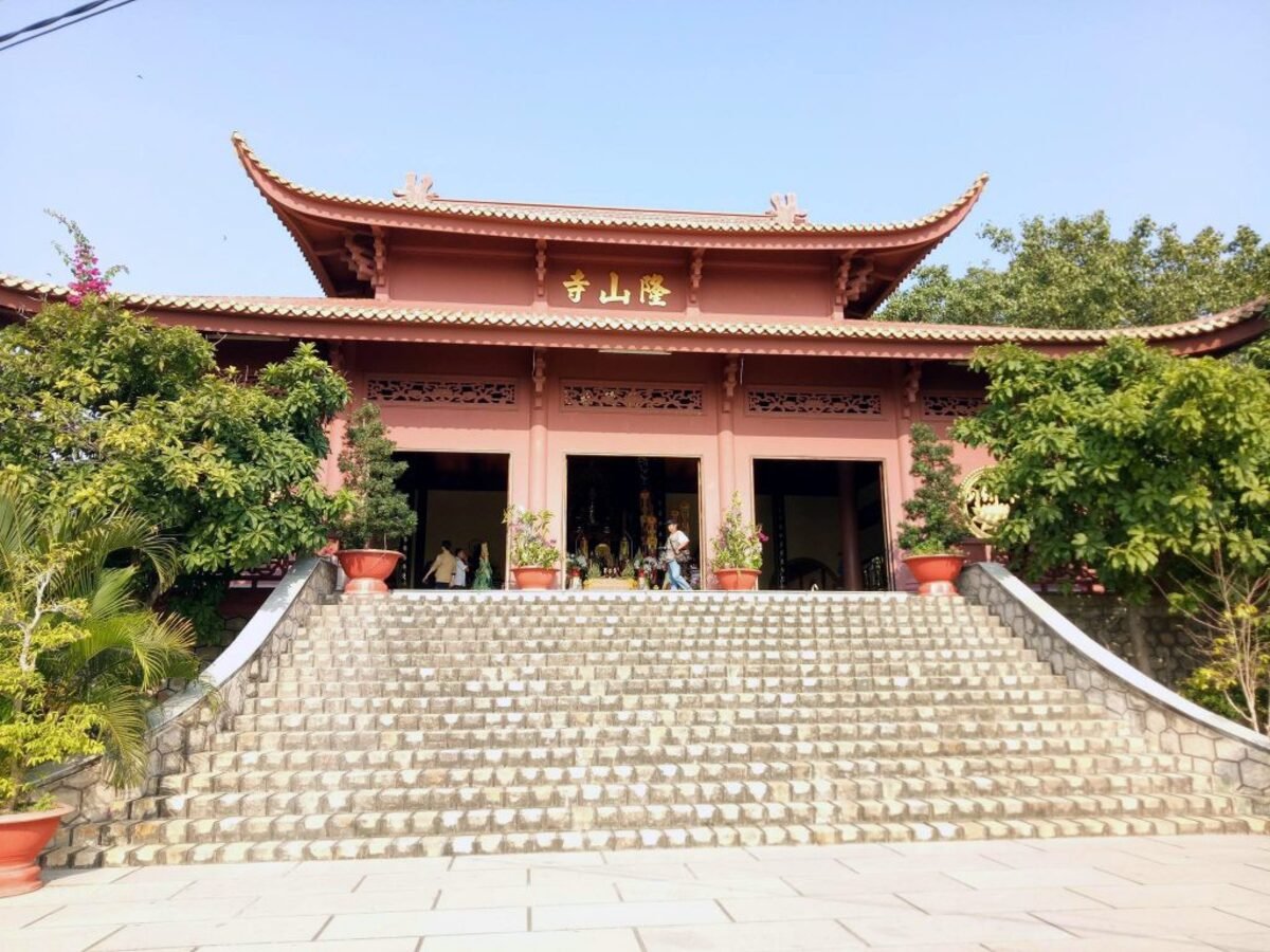 Chùa Long Sơn (Ảnh: Thám Hiểm Mekong)