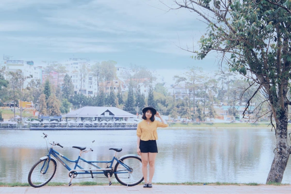 Đi xe đạp đôi, tản bộ dạo quanh Hồ Xuân Hương (Ảnh: Ngô Đồng)