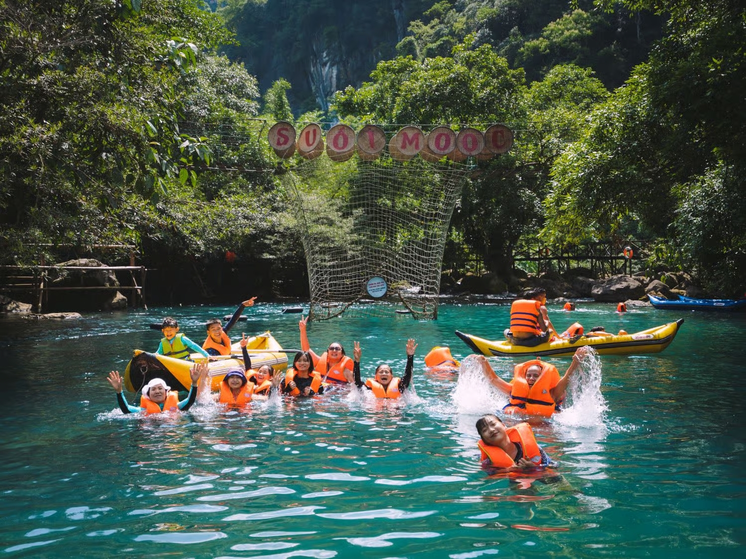 Bơi lội và tắm suối nước Moọc (Nguồn: Internet)