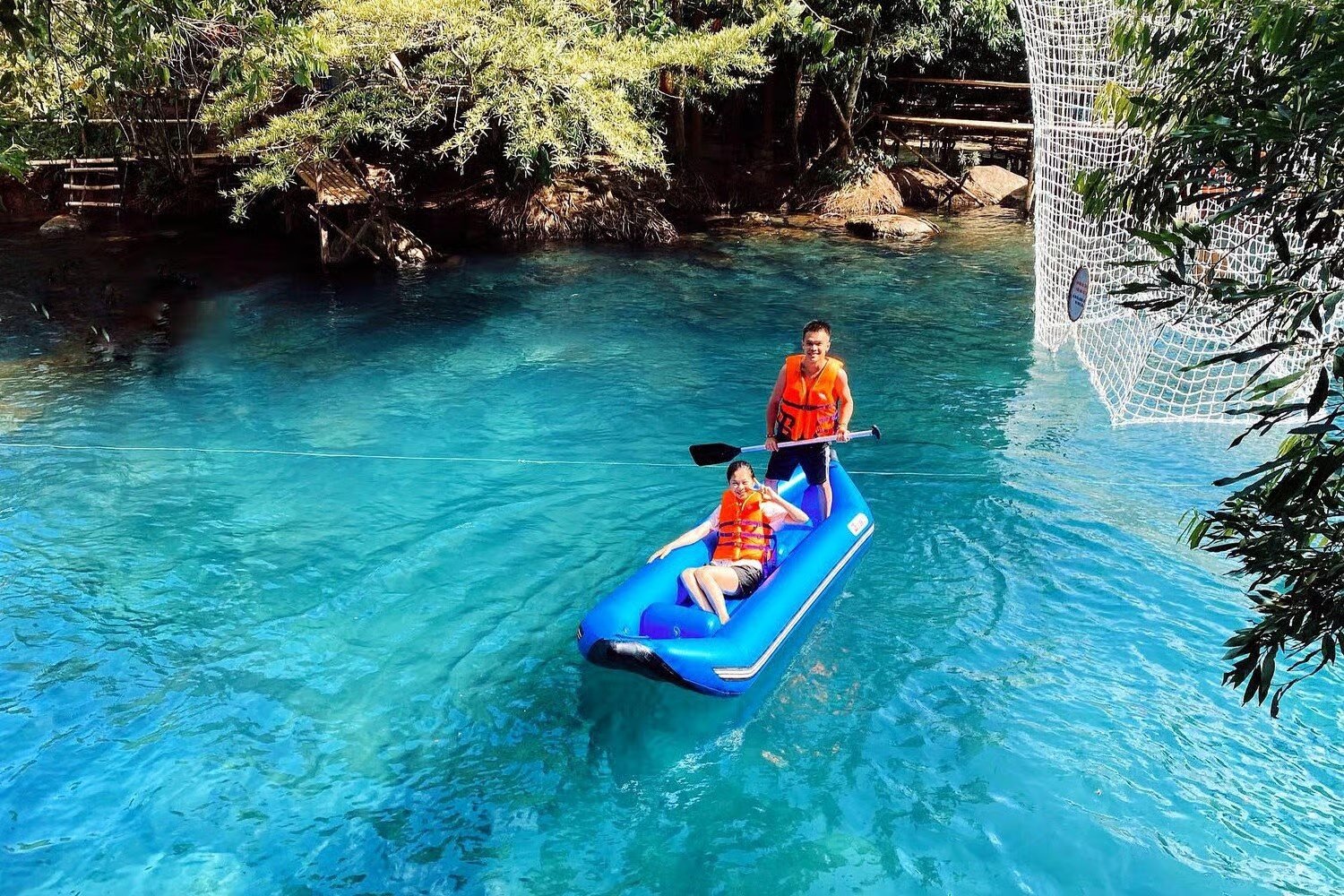 Chèo thuyền kayak dọc suối Moọc (Nguồn: Internet)