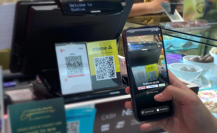 Giờ người Việt có thể dễ dàng thanh toán tiền Việt tại Singapore (Ảnh: Gia Tường)