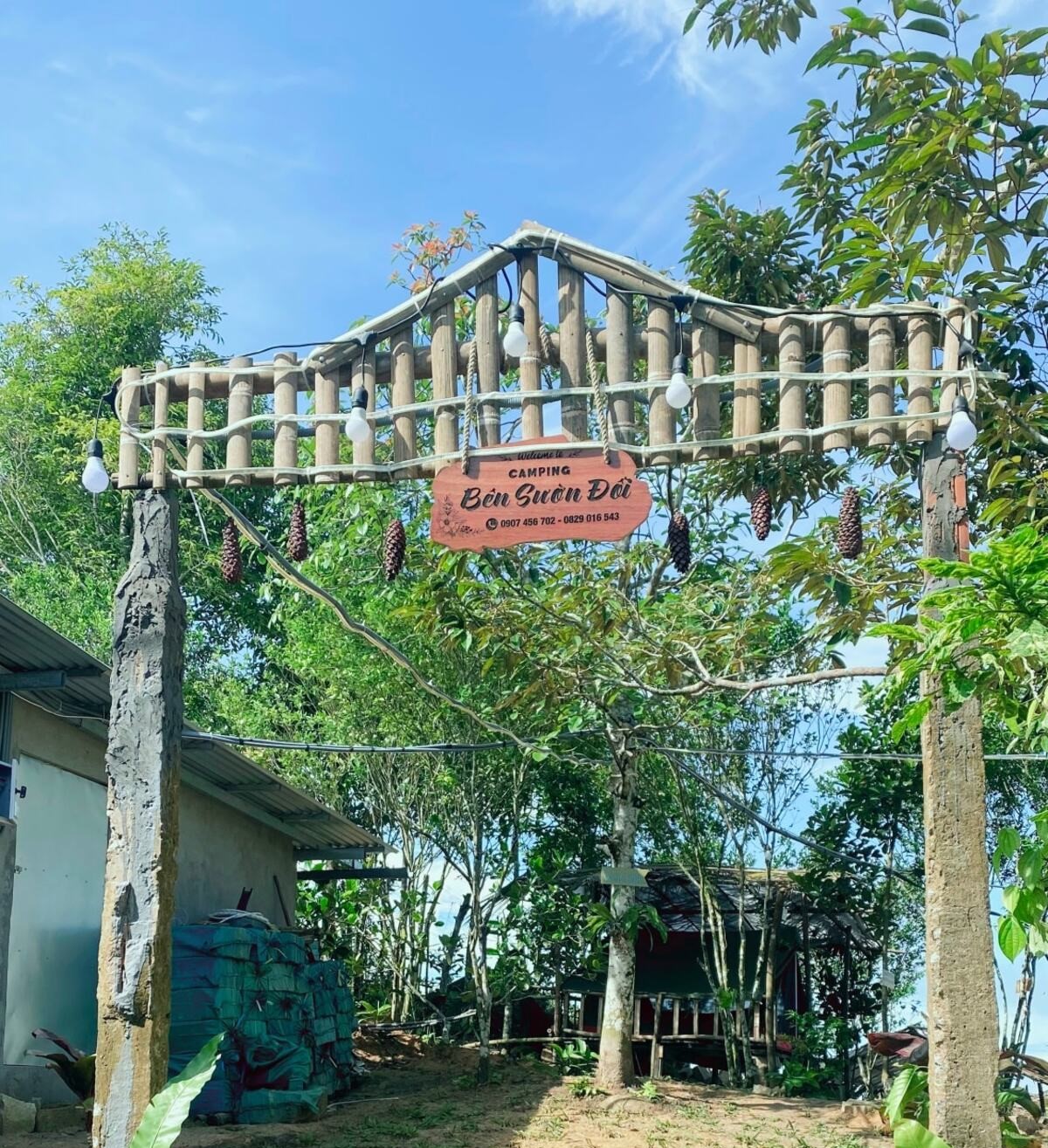Cổng vào khu cắm trại (Ảnh: Bên Sườn Đồi Camping)
