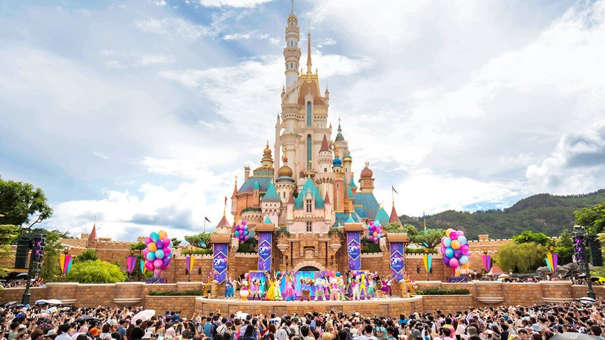 Một tiết mục biểu diễn đặc sắc bởi các nhân vật hoạt hình Disney quen thuộc tại Disneyland Hồng Kông (Ảnh: Tạp chí Du lịch TP.HCM)